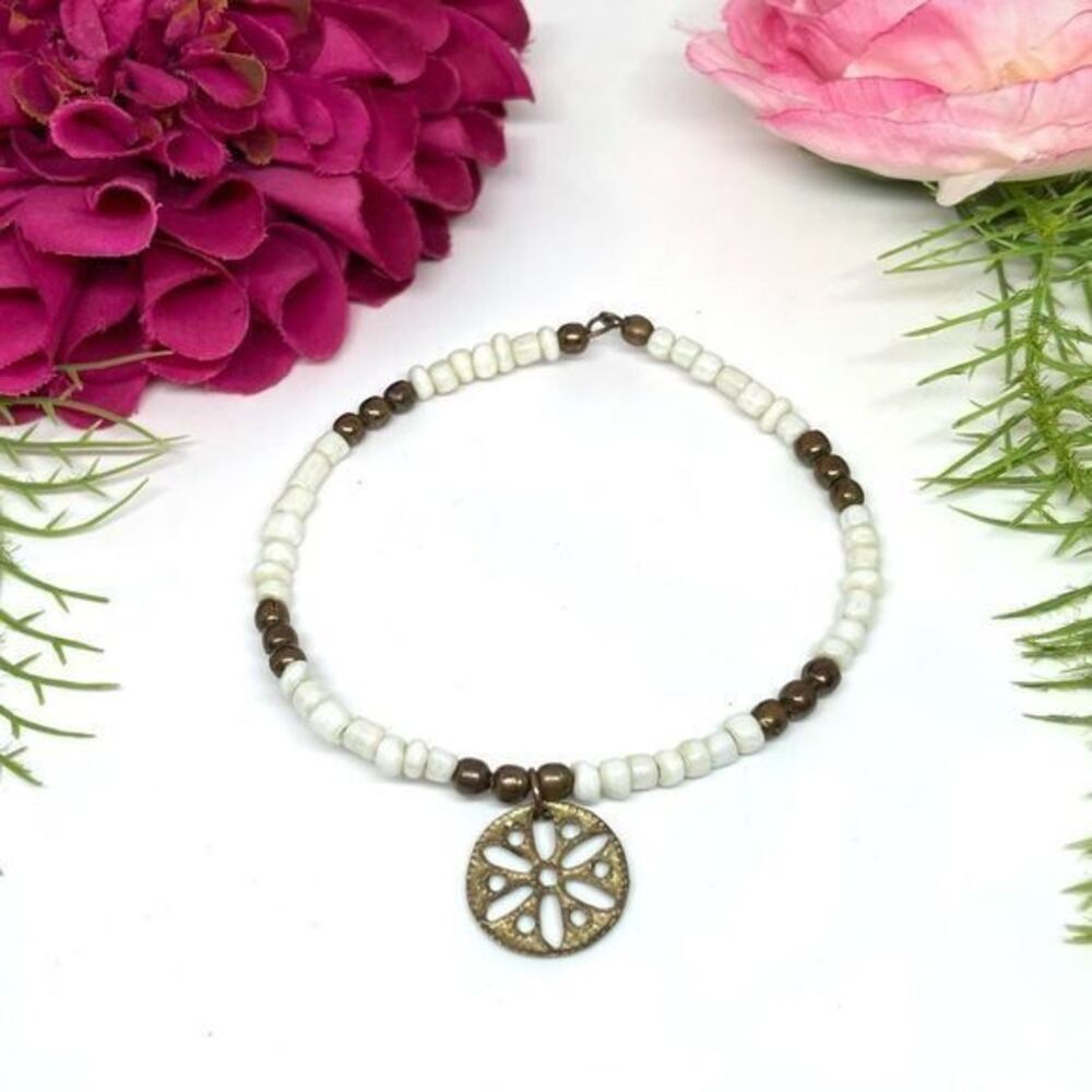VINTAGE⚜️White Glass & Brass Beaded Bangle Charm Bracelet